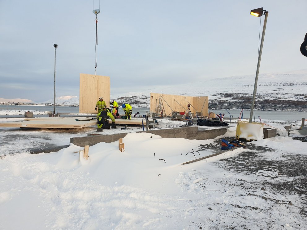 Byrjað að reisa siglingahöllina