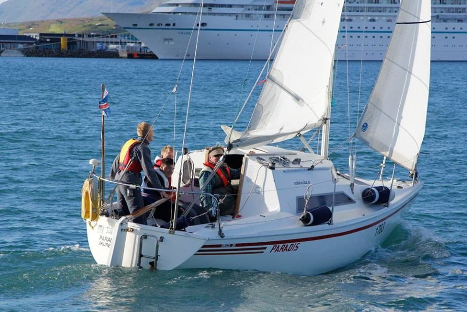 Paradís á siglingu.