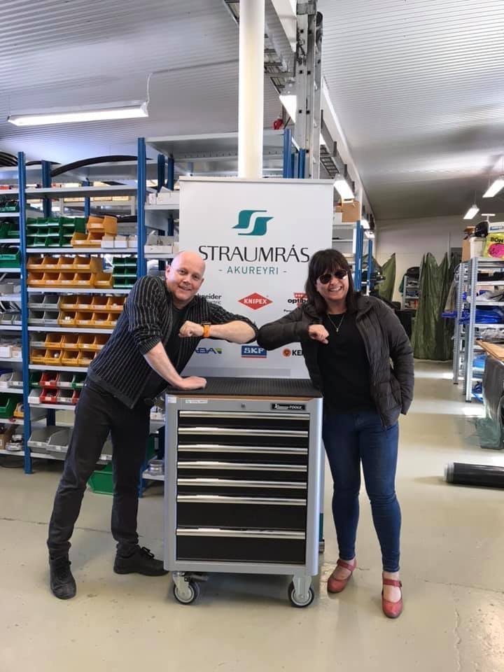 Hrönn gjaldkeri tekur á móti gjöfinni frá Guðna í Straumrás.