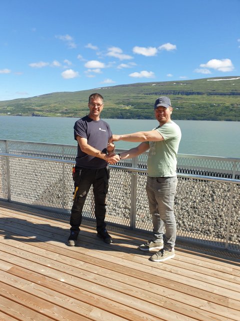 Sigurgeir afhendir Tryggva lyklana.