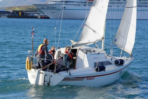 Paradís á siglingu.